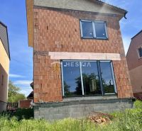 Novostavba podľa Vašich predstáv !! - Rodinný dom v Cerovej v štádiu výstavby s neomietnutou tehlovou fasádou.