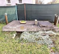 Rodinný dom vo vyhľadávanej lokalite!! - Záhradný prvok pri rodinnom dome v Senici s dreveným dekorom a vegetáciou.