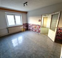 Rodinný dom vo vyhľadávanej lokalite!! - Izba v rodinnom dome s dekorovanou stenou a veľkým oknom, podlaha s dreveným dekorom.