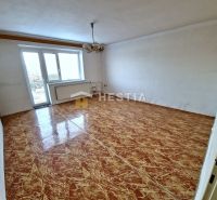 Rodinný dom vo vyhľadávanej lokalite!! - Izba v rodinnom dome s lakovanou podlahou, bielymi stenami a lusterom.
