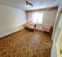Rodinný dom vo vyhľadávanej lokalite!! - Izba v rodinnom dome s podlahou s dreveným dekorom, bielymi stenami a oknom.