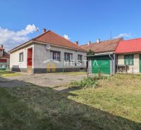 Rodinný dom Borský Mikuláš - Rodinný dom v Borskom Mikuláši so záhradou a garážou na trávnatom pozemku.