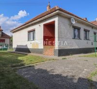 Rodinný dom Borský Mikuláš - Rodinný dom v Borskom Mikuláši s upraveným trávnikom, spevnenou plochou a satelitnou anténou.