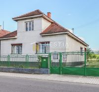 Rodinný dom Borský Mikuláš - Rodinný dom v Borskom Mikuláši s bielymi stenami a zeleným plotom.