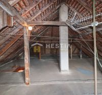Rodinný dom Borský Mikuláš - Podkrovie v rodinnom dome, drevená konštrukcia a strešné trámy, Borský Mikuláš.