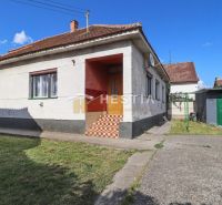 Rodinný dom Borský Mikuláš - Rodinný dom v Borskom Mikuláši s jednoduchou fasádou a šikmou strechou.