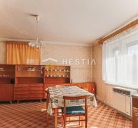 Rodinný dom Borský Mikuláš - Interiér rodinného domu s jedálenským stolom, starším nábytkom a kobercom.