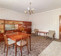 Rodinný dom Borský Mikuláš - Interiér rodinného domu s nábytkom z 20. storočia a vzorovaným kobercom.