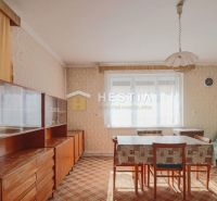 Rodinný dom Borský Mikuláš - Jedáleň v rodinnom dome s retro nábytkom a kobercom, dominuje svetlé okno.