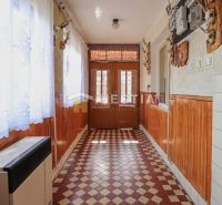 Rodinný dom Borský Mikuláš - Chodba v rodinnom dome s kachličkovanou podlahou a dreveným obkladom stien.