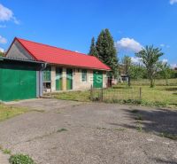 Rodinný dom Borský Mikuláš - Rodinný dom v Borskom Mikuláši s trávnatou záhradou a červenou strechou.