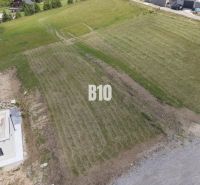 Stavebný pozemok 510m2 - Bitarová - Rovinatý pozemok v Bitarovej ideálny na bývanie obklopený prírodou a modernými stavbami.