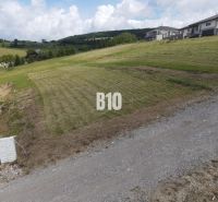 Stavebný pozemok 510m2 - Bitarová - Pozemky - bývanie v Bitarovej na svahu s výhľadom na vidiecku krajinu a domy.