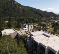 Relax Residence - Apartmán so zariadením - Strecha budovy na ulici M. R. Štefánika v Rajeckých Tepliciach, obklopená zeleňou.