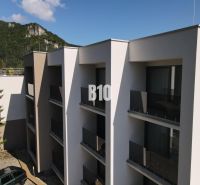 Relax Residence - Apartmán so zariadením - Budova s balkónmi na ulici M. R. Štefánika v Rajeckých Tepliciach, obklopená prírodou.
