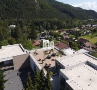 Relax Residence - Apartmán so zariadením - Pohľad na strešnú terasu medzi budovami obklopenými prírodou v Rajeckých Tepliciach na ulici M. R. Štefánika.