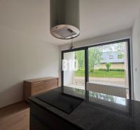 Relax Residence - Apartmán so zariadením - Kuchyňa v 2-izbovom byte s podlahou s dreveným dekorom a veľkými oknami.