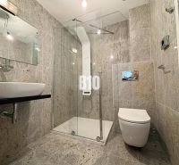 Relax Residence - Apartmán so zariadením - Kúpeľňa v 2-izbovom byte s kamenným obkladom, sprchovacím kútom a zrkadlom.