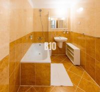Investičný APARTMÁN v centre Terchovej - Kúpeľňa v Rekreačnom apartmáne s vaňou, umývadlom a svetlými obkladmi.