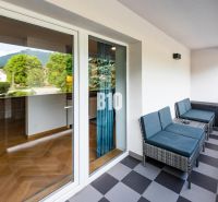 Investičný APARTMÁN v centre Terchovej - Rekreačný apartmán v Terchovej s balkónom, kde sú pohodlné ratanové sedačky a výhľad.