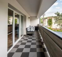 Investičný APARTMÁN v centre Terchovej - Balkón rekreačného apartmánu v Terchovej s dlažbou a pohľadom na okolie.