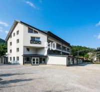 Investičný APARTMÁN v centre Terchovej - Exteriér rekreačného apartmánu v Terchovej s jasnou oblohou a zeleňou naokolo.