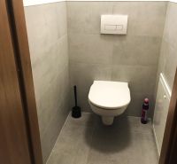 Na prenájom 2-izb byt vo výškovej novostavbe -  Matadorka - Kúpeľňa v 2-izbovom byte s dlažbou a závesným WC.