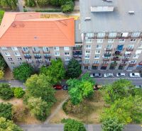 Priestranný 2i byt v obklopení zelene len pár krokov od OC Nivy | 53m² - Pohľad zhora na bytový dom na Budovateľskej ulici v Bratislave - Ružinove.