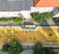 Priestranný 2i byt v obklopení zelene len pár krokov od OC Nivy | 53m² - Detské ihrisko s rôznymi atrakciami a lavičkami na Budovateľskej ulici v Bratislave, Ružinove.