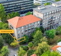Priestranný 2i byt v obklopení zelene len pár krokov od OC Nivy | 53m² - Záber na budovy a zeleň v Bratislave - Ružinove na Budovateľskej ulici.