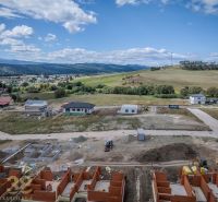 Moderná novostavba rodinného domu v obci Hôrka - Logo realitnej kancelárie RK38 s označením 