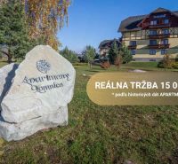 Na predaj: 2-izbový byt s garážou pod Vysokými Tatrami  - Veľká Lomnica: Apartmány, zeleň, budovy v pozadí, nápis na skale.