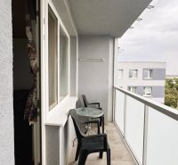 94,66 m², štyri izby a nikto nad hlavou. A Komenského má svoje výhody! - Balkón s plastovým nábytkom pri 4-izbovom byte.