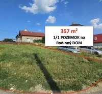 Nižné Raslavice – 357 m2 STAVEBNÝ POZEMOK pre rodinný dom - Trávnatý pozemok v Raslaviciach so značkou pre stavebný účel - bývanie.