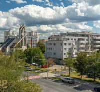Kompletne zrekonštruovaný 3-izbový byt vo vyhľadávanej časti Popradu - Výhľad na ulicu Ludvíka Svobodu v Poprade so sakrálnou stavbou a bytovkami.