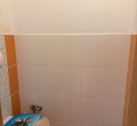 4-izb. byt, Nová Rožňavská, Nové Mesto, lodžia - Toaleta s oranžovo-bielymi obkladmi a dekoratívnym sedadlom v 4-izbovom byte.