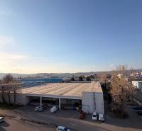 4-izb. byt, Nová Rožňavská, Nové Mesto, lodžia - Priečelie priemyselnej budovy v Bratislave - Novom Meste na Novej Rožňavskej ulici.