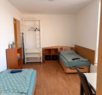 4-izb. byt, Nová Rožňavská, Nové Mesto, lodžia - Izba so samostatnými posteľami, pracovným stolom a podlahou s dreveným dekorom v 4-izbovom byte.