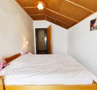 Rodinný dom v okrese Košice - okolie, Nižná Hutka - Spálňa v rodinnom dome s manželskou posteľou a nástennými lampami.