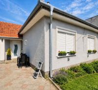 5 izbový komplet zrekonštruovaný zariadený rodinný dom v Seliciach - Rodinný dom v Seliciach s kvetmi pri oknách a dláždeným dvorom.