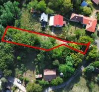 Kolačno – 90 m2 INVESTIČNÝ pozemok v obci - Predaj - Letecký pohľad na parcelu v záhradách Kolačna, obklopenú zeleňou a nehnuteľnosťami.