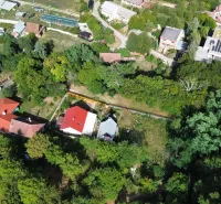 Kolačno – 90 m2 INVESTIČNÝ pozemok v obci - Predaj - Letecký pohľad na Záhrady v Kolačne s rozptýlenými domami a bujnou zeleňou.