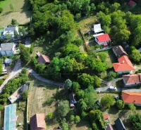 Kolačno – 90 m2 INVESTIČNÝ pozemok v obci - Predaj - Letecký pohľad na malebné Záhrady v Kolačne s roztrúsenými domami a zeleňou.