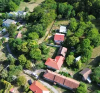 Kolačno – 90 m2 INVESTIČNÝ pozemok v obci - Predaj - Pohľad zhora na zelené záhrady v obci Kolačno s okolím domov.