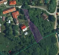 Kolačno – 90 m2 INVESTIČNÝ pozemok v obci - Predaj - Letecký pohľad na parcely a záhrady v Kolačne s označenými budovami.