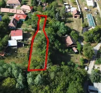 Kolačno – 90 m2 INVESTIČNÝ pozemok v obci - Predaj - Letecký pohľad na záhrady v Kolačne obklopené domami a zeleňou.