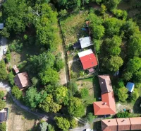 Kolačno – 90 m2 INVESTIČNÝ pozemok v obci - Predaj - Letecký pohľad na záhrady a domy v Kolačne, obklopené hustou zeleňou.