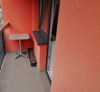 2 izbový byt na prenájom Vrútky, zariadený - Balkón s červenými stenami v 2-izbovom byte na Nábrežnej ulici vo Vrútkach.