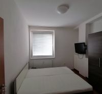 2 izbový byt na prenájom Vrútky, zariadený - Spálňa v 2-izbovom byte s televízorom a posteľou.