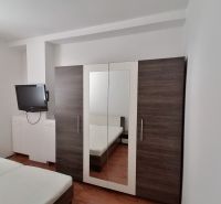 2 izbový byt na prenájom Vrútky, zariadený - Spálňa s televízorom, šatníkovou skriňou a posteľou, 2-izbový byt.